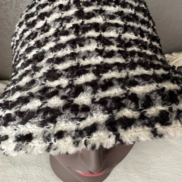 Vintage Liz Claiborne Black and White Knit Hat - Picture 2 of 8